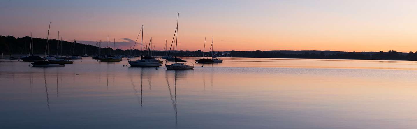 Ammersee im Sonnenuntergang mit Booten